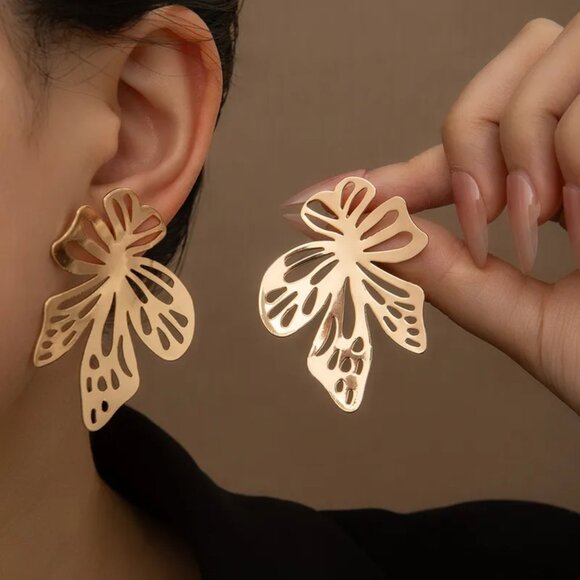NEW 18K Gold Plated Bold Flower Petal Statement Earrings - Picture 1 of 5